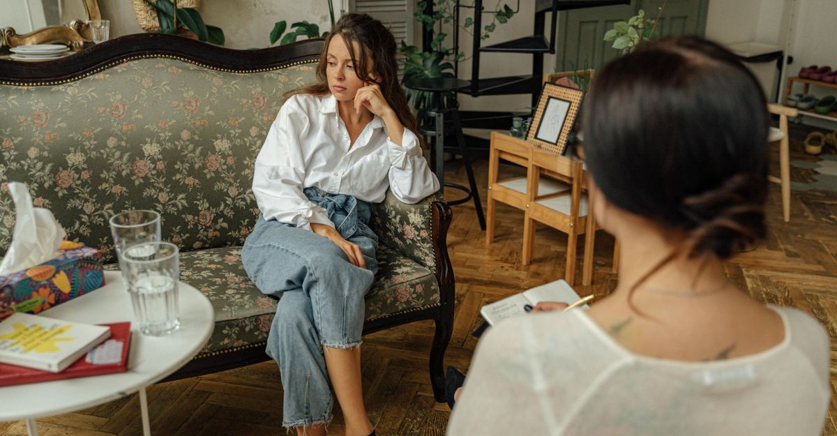 Ragazza sul divano e terapeuta di fronte a lei