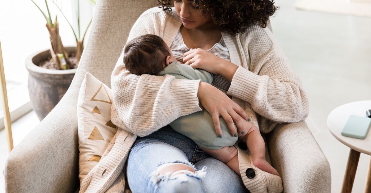 Una donna che allatta