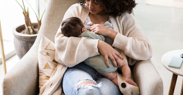 Una donna che allatta