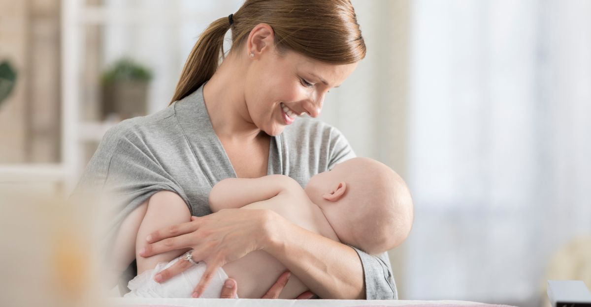 Una donna che allatta