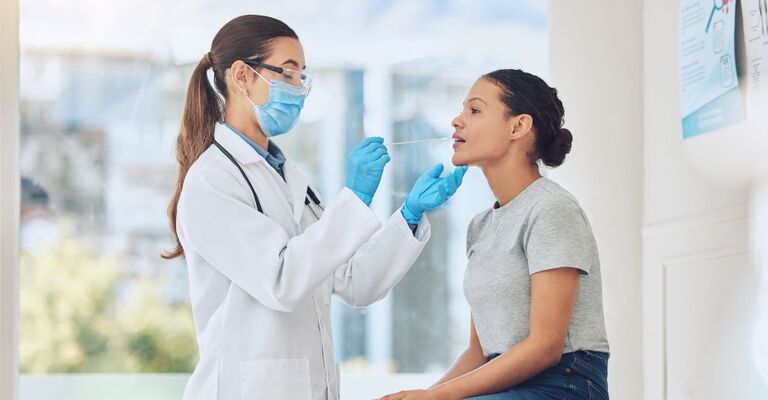 dottoressa visita paziente