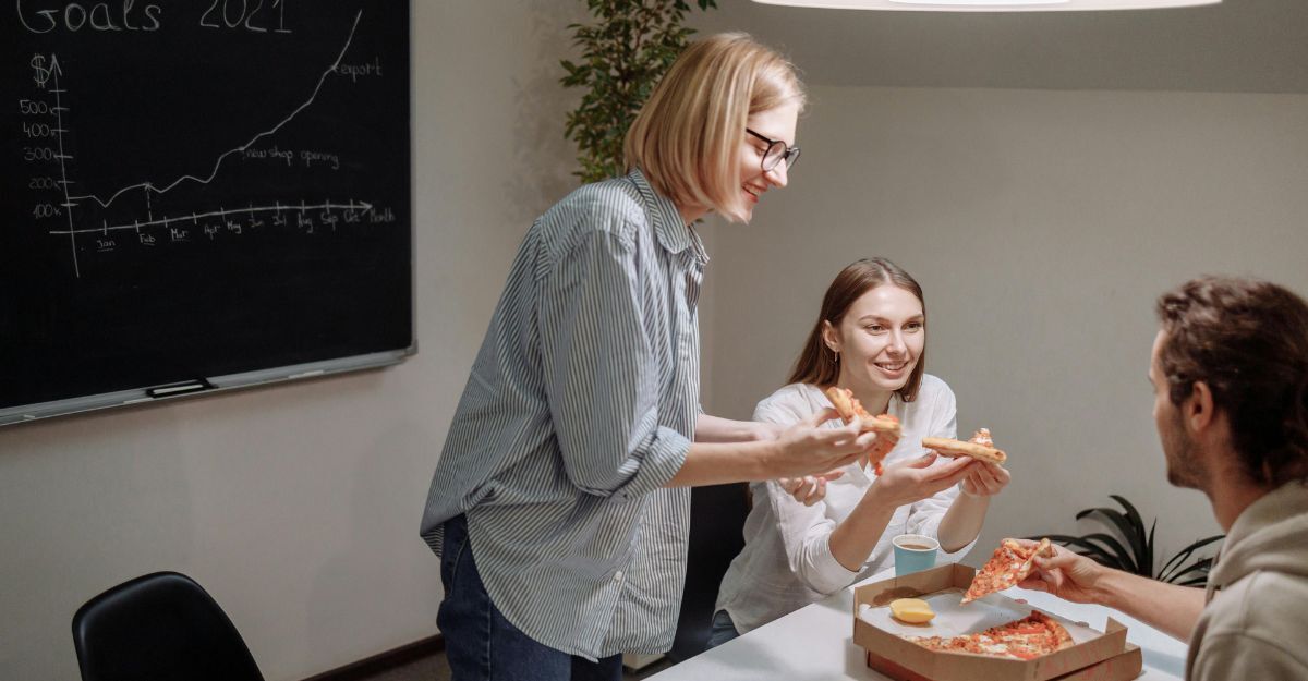 Amici che mangiano la pizza insieme