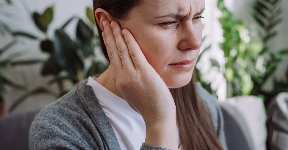 Una ragazza con il mal d'orecchie