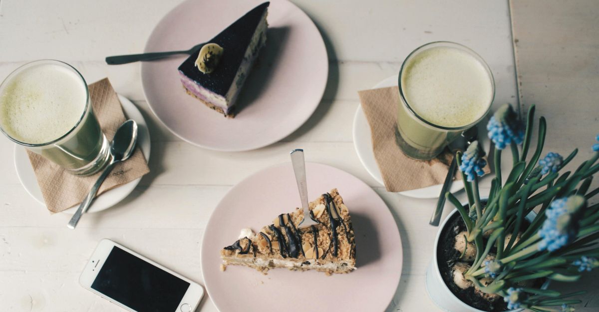 Piatti di dolci e frullati