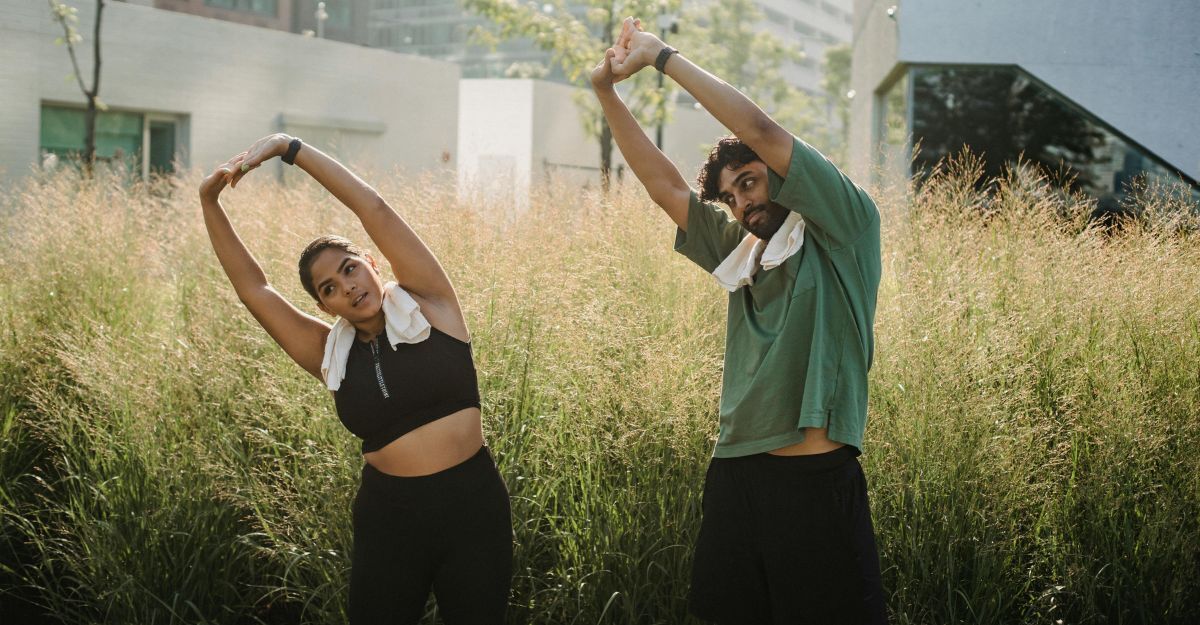 Due persone si allenano e fanno stretching insieme
