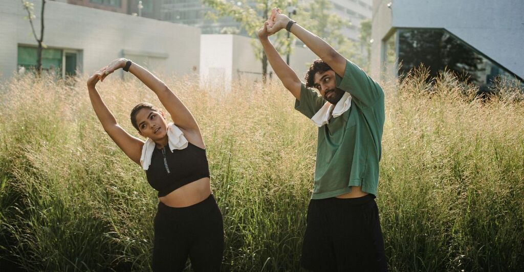 Due persone si allenano e fanno stretching insieme