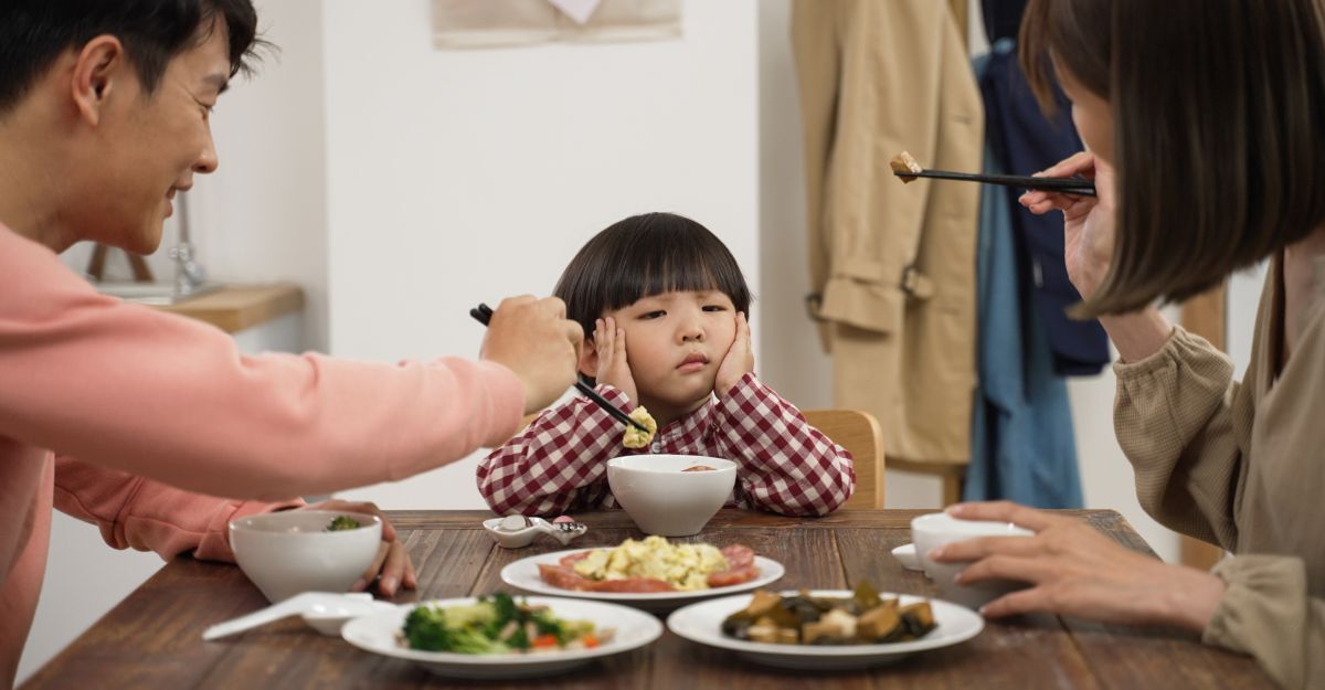 Bimbo che non vuole mangiare a tavola con i genitori