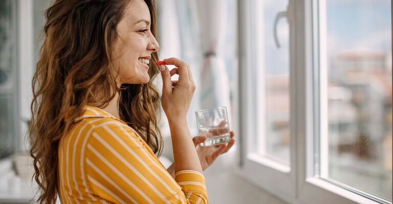 Una ragazza che assume un integratore