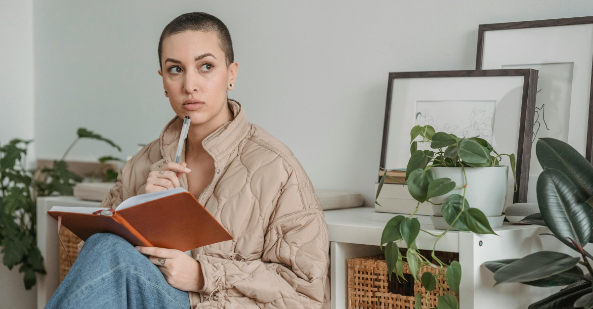 Ragazza che scrive e riflette