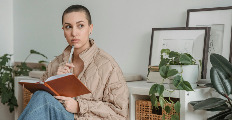 Ragazza che scrive e riflette