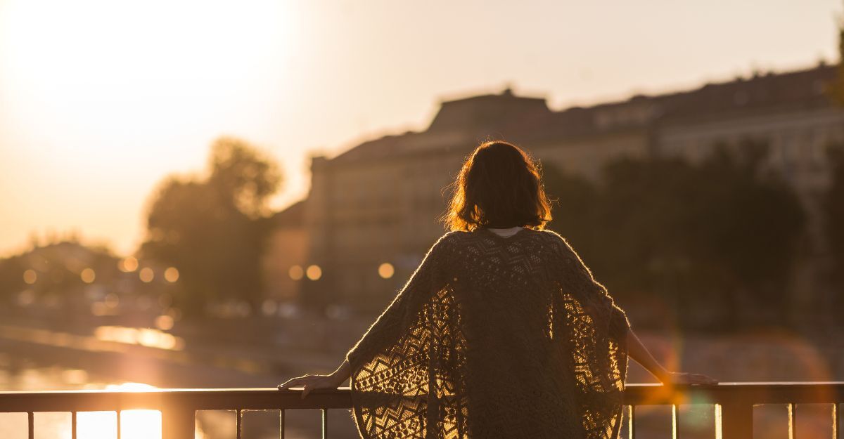 Solitudine Una ragazza da sola su un balconcino al tramonto