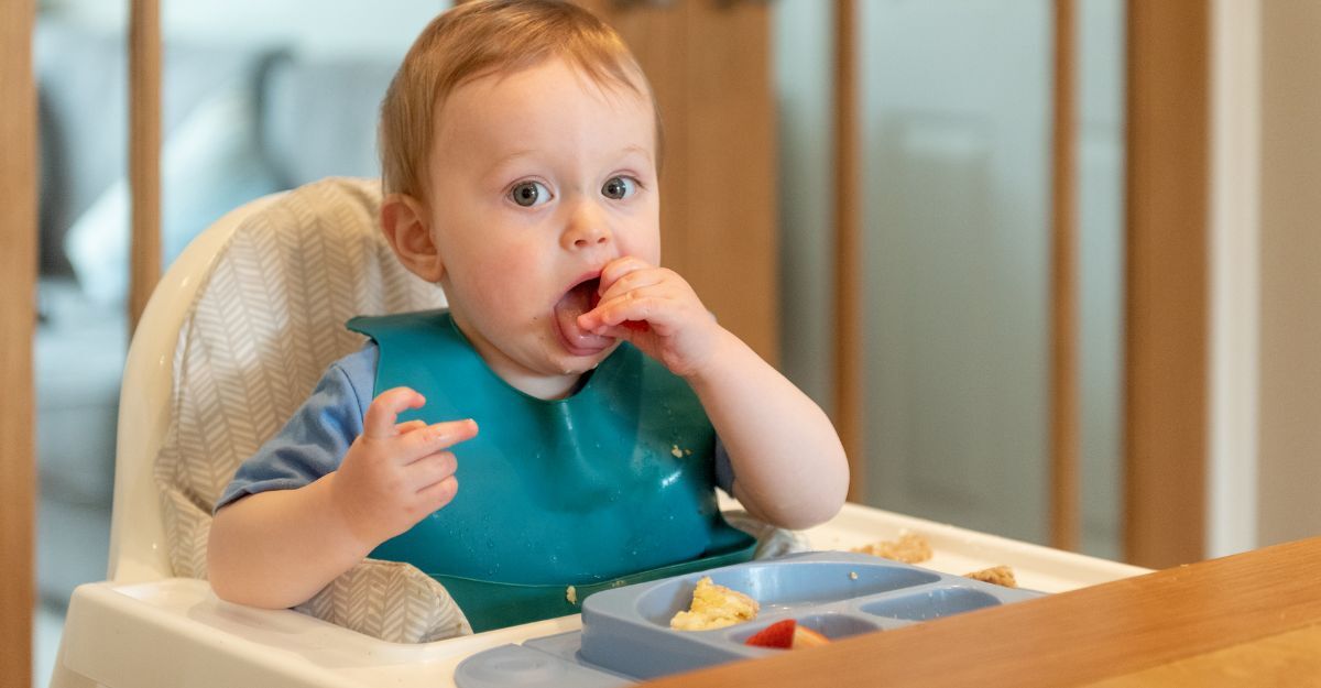 Un bambino di 7 mesi che mangia