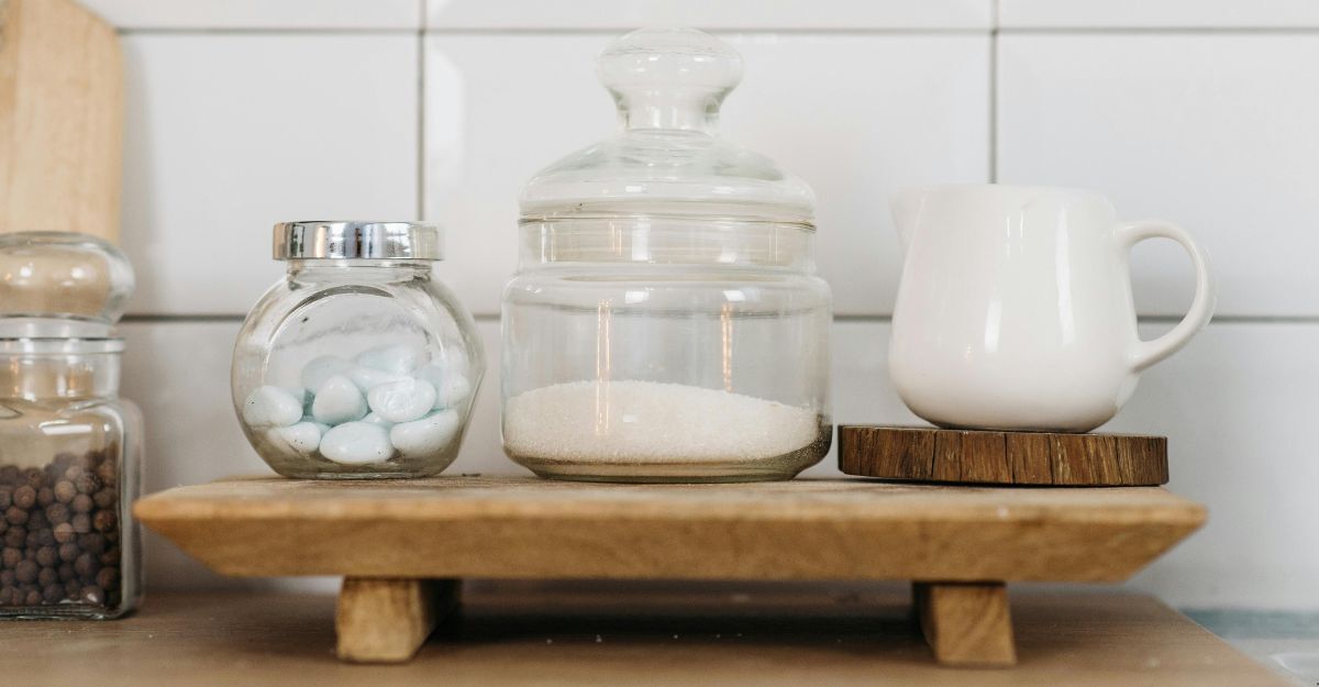 Tavolinetto in cucina con zucchero e altri contenitori
