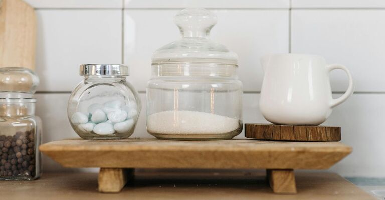 Tavolinetto in cucina con zucchero e altri contenitori