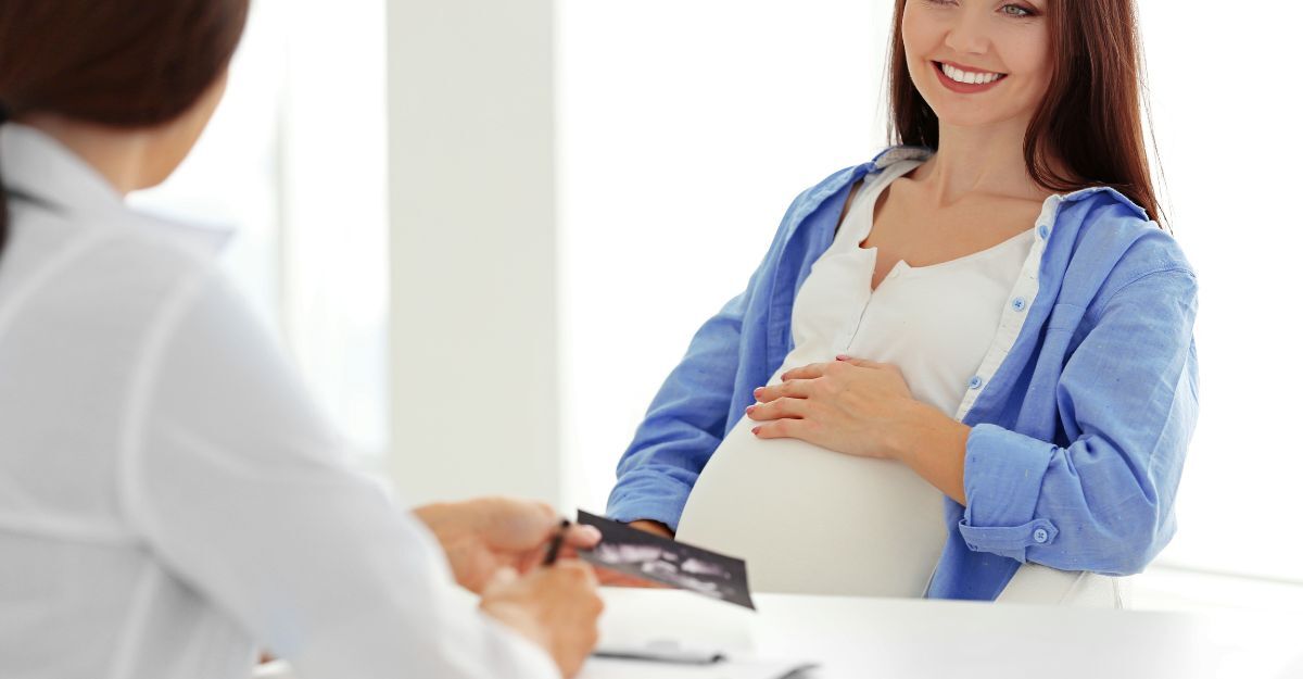 Una ginecologa seduta davanti ad una paziente 