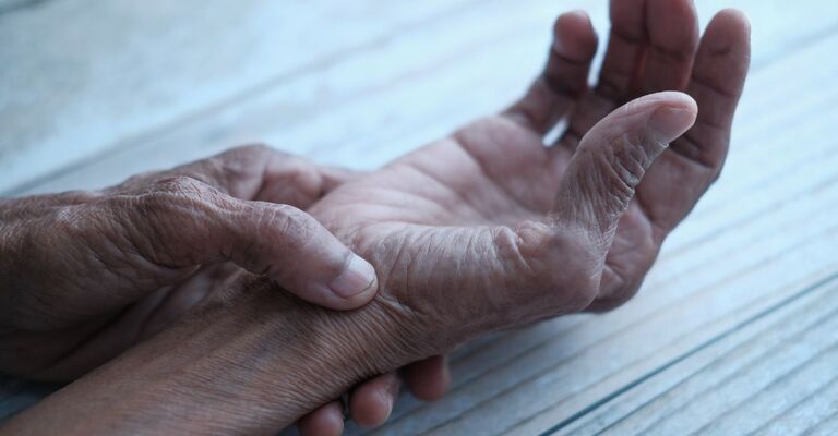 Una persona si tiene il polso dolorante