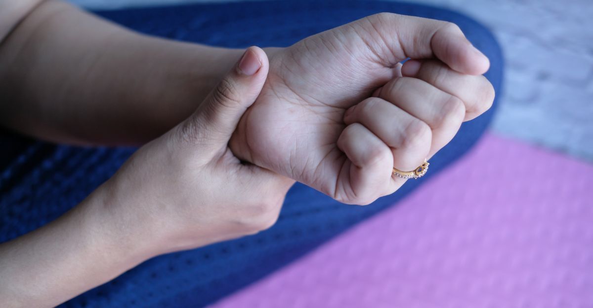 Una persona si tiene il polso dolorante