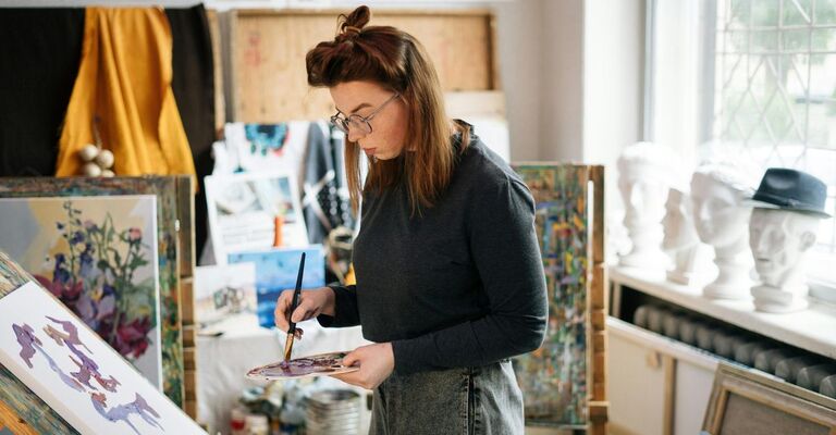 Ragazza che dipinge in uno studio 