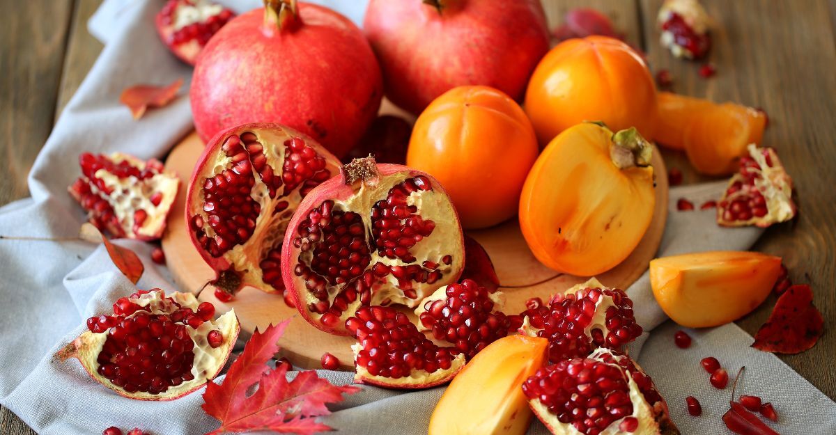 melograni e cachi in un vassoio