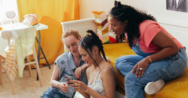 Ragazze che guardano il cellulare insieme