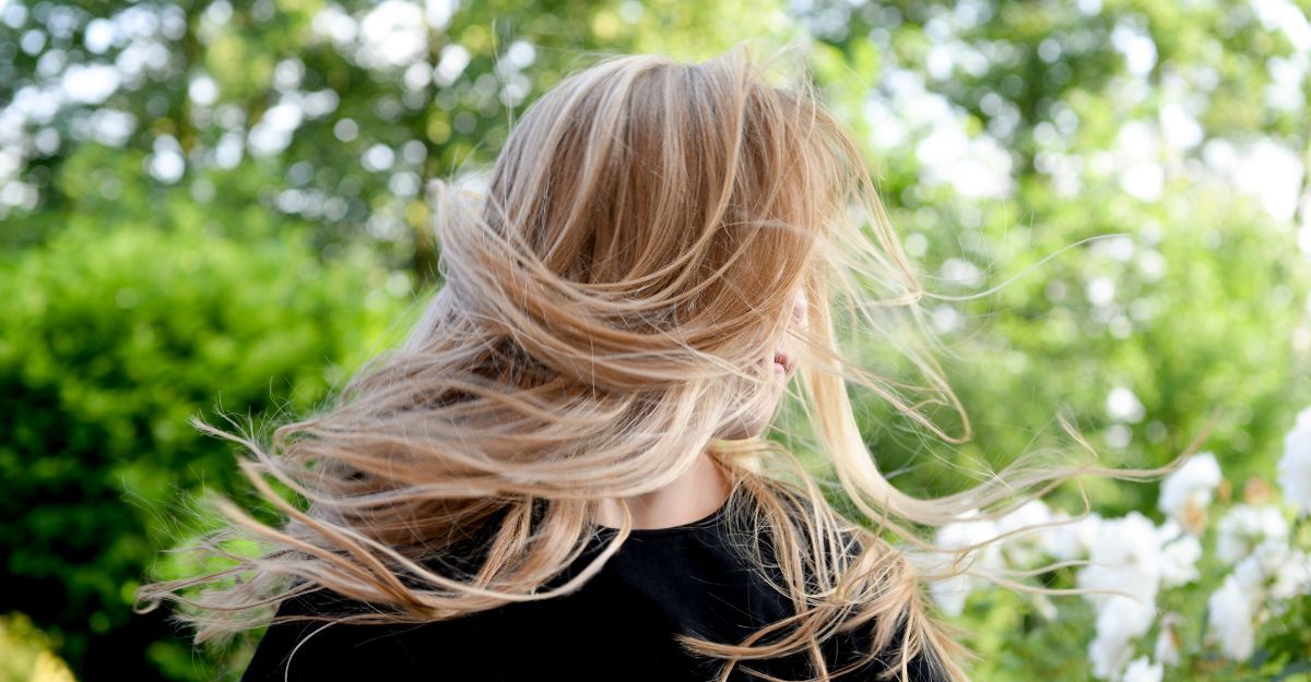 Una donna con i capelli al vento