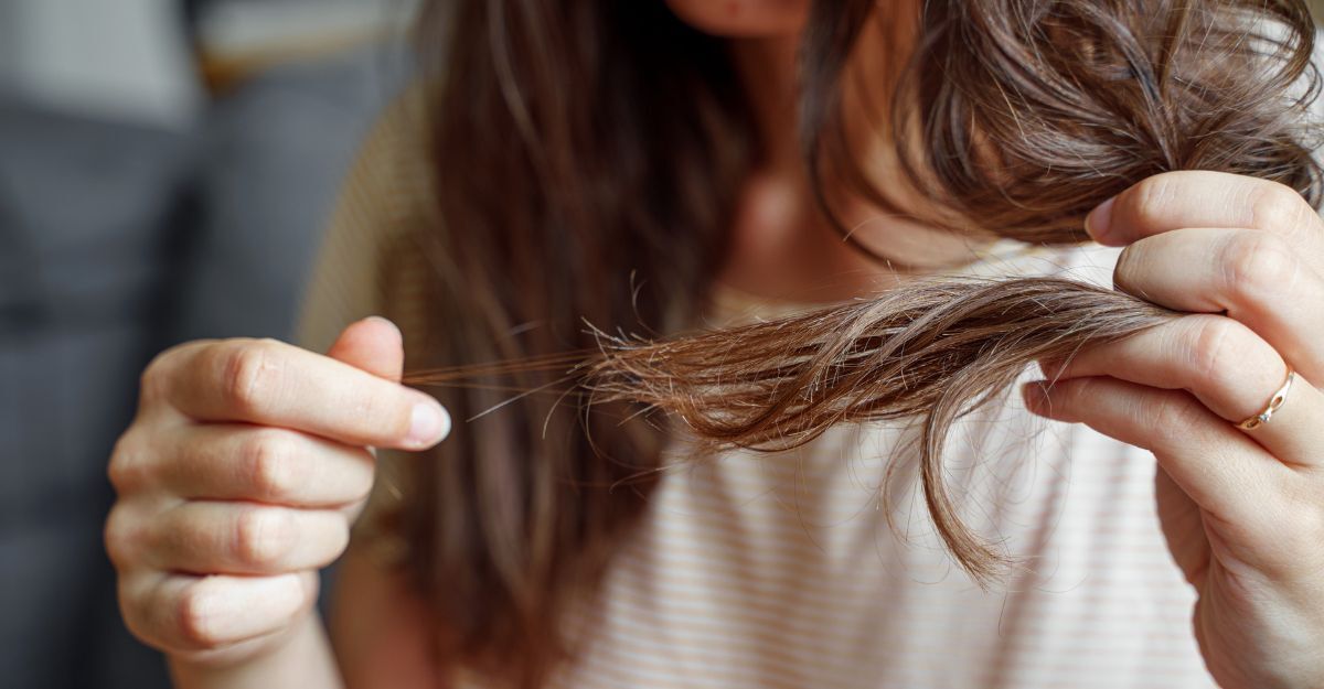 Una ragazza si tocca i capelli