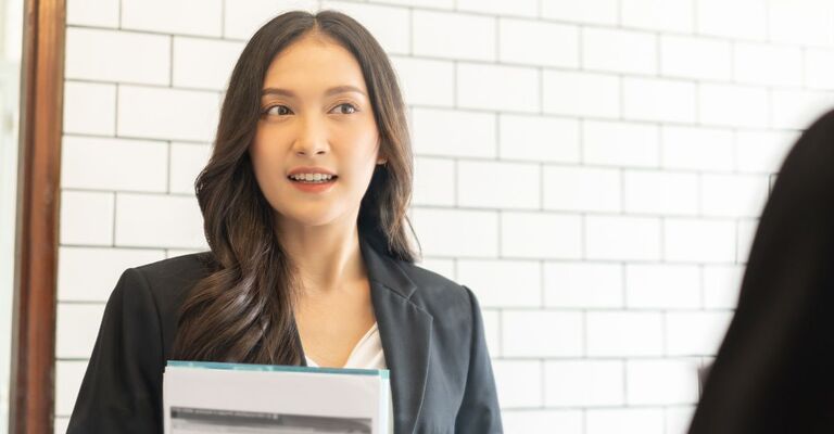 Ragazza che parla allo specchio