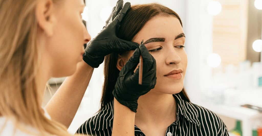 Operatrice effettua un trattamento alle sopracciglia