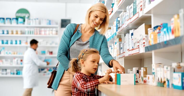 Mamma e figli in farmacia che scelgono cosa prendere