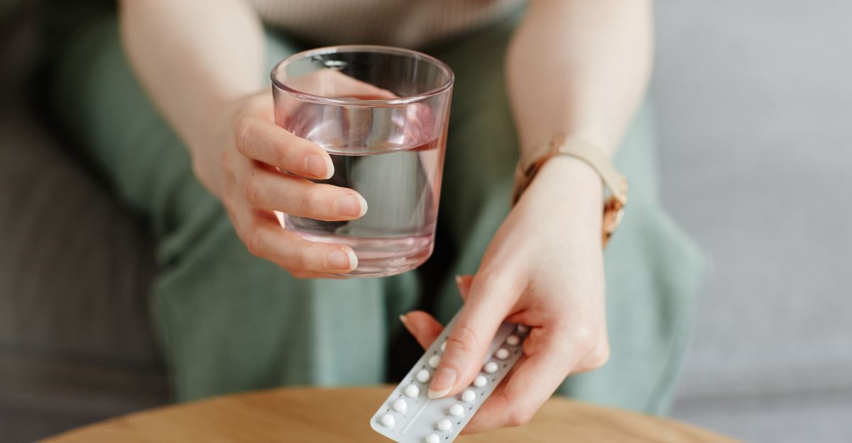 Una donna che prende la pillola
