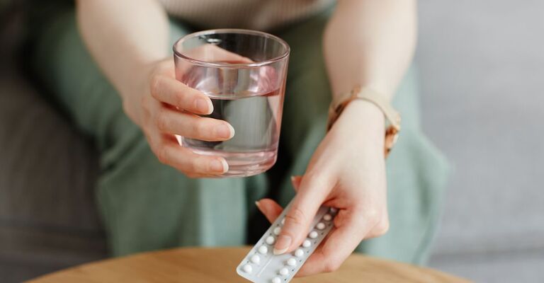 Una donna che prende la pillola