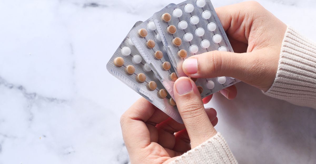 Una donna che prende la pillola