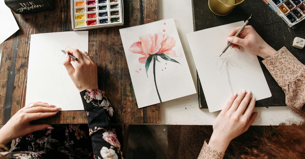 Due donne che dipingono con close-up sulle tele e i colori