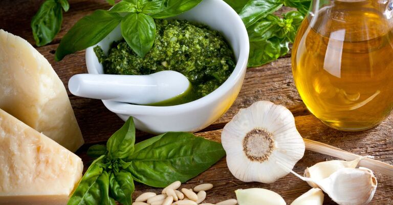 pesto alla ligure nel mortaio con aglio, olio, basilico e parmigiano