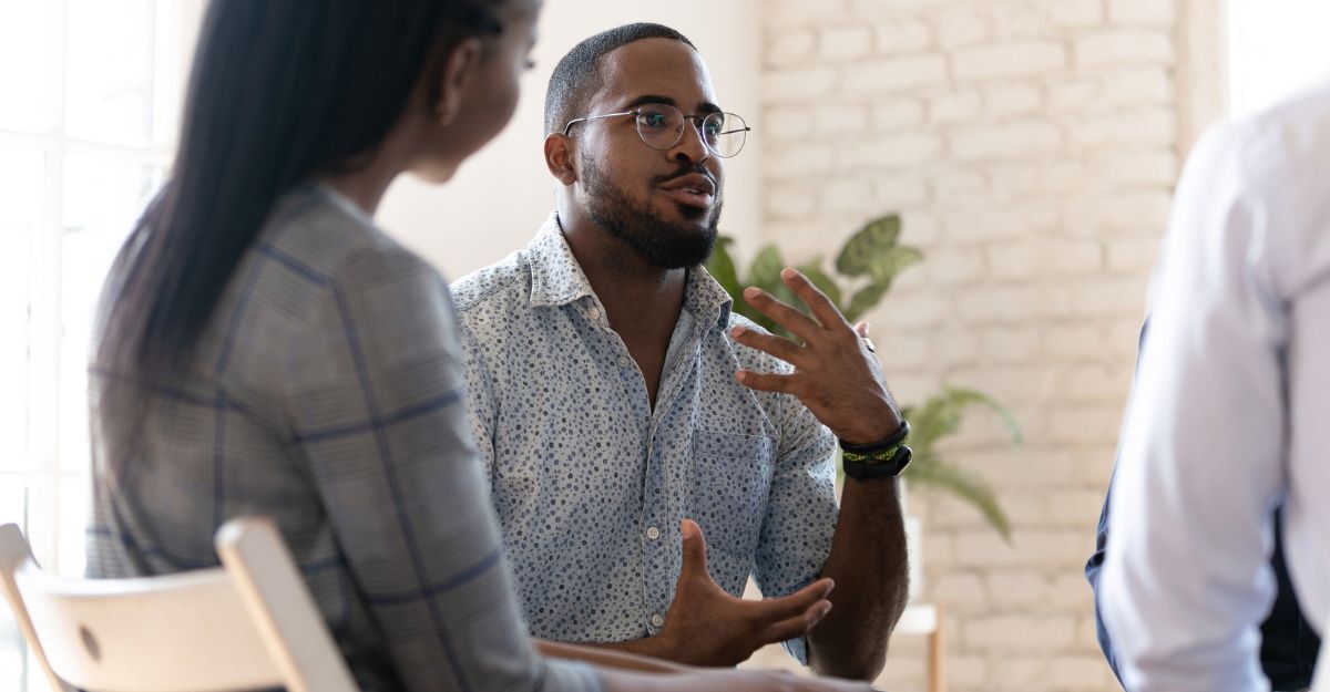 Un ragazzo fa un discorso a un gruppo di persone