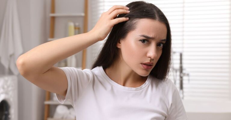 Una donna si gratta la testa