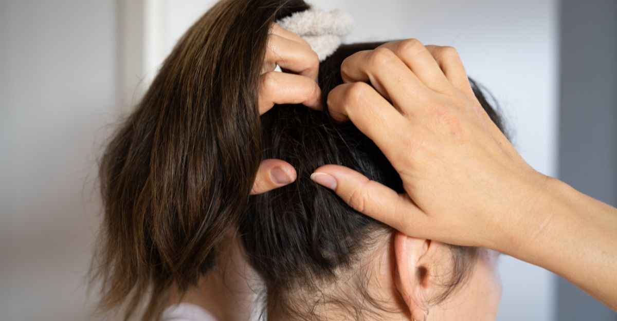 Una donna si gratta la testa