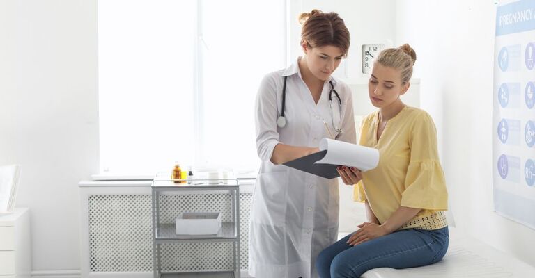 Dottoressa con paziente sul lettino
