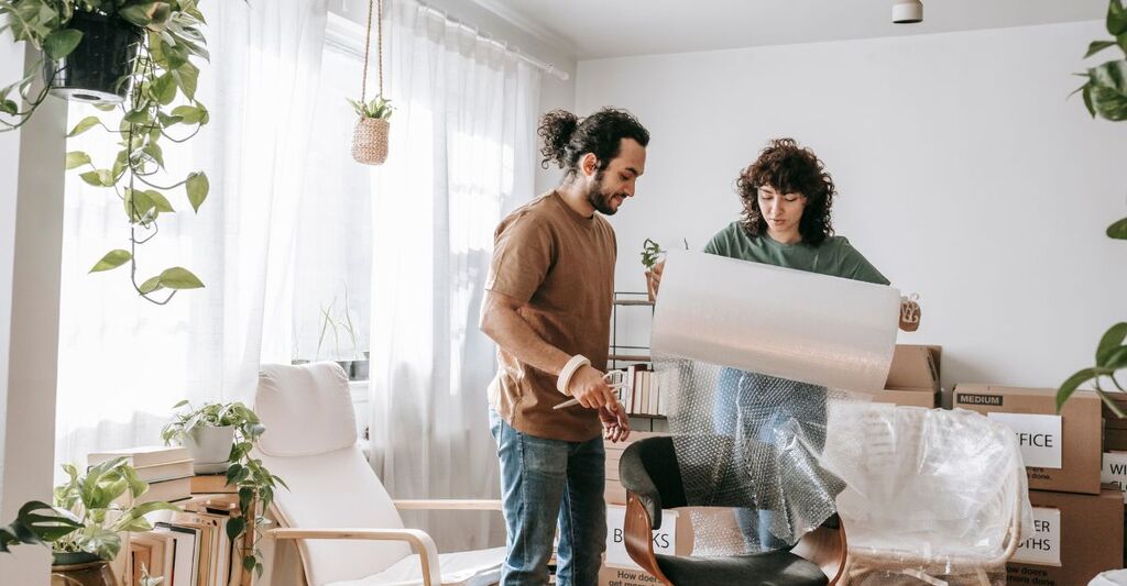 due ragazzi vanno a vivere insieme