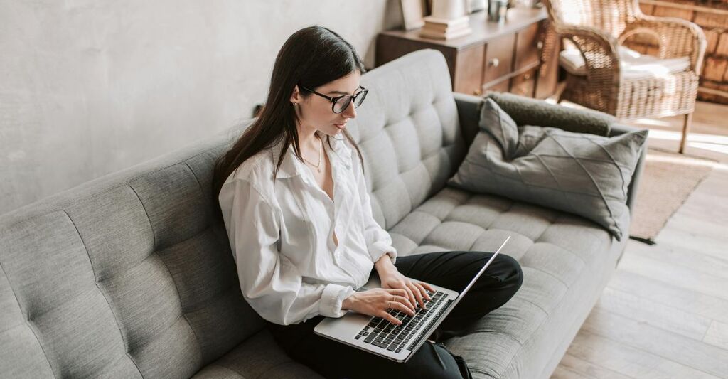 Ragazza risponde all'email sul divano