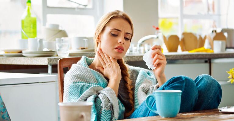 Una ragazza con il raffreddore