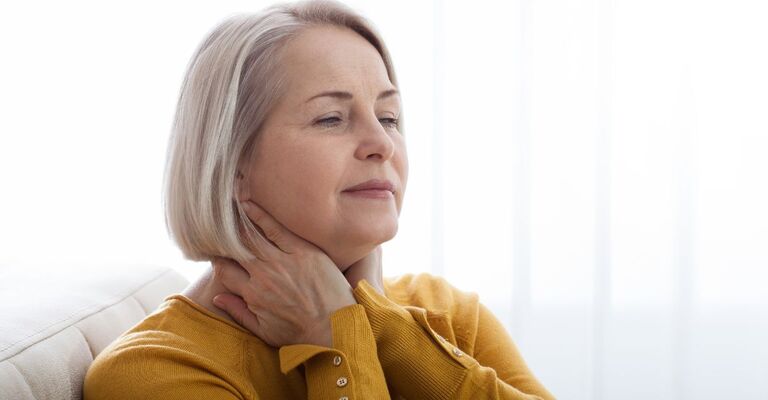 donna-anziana-che-si-tiene-per-la-gola