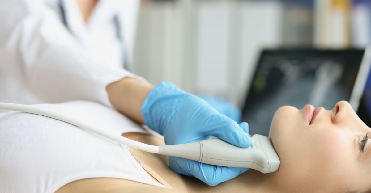 paziente-fa-ecografia-tiroide