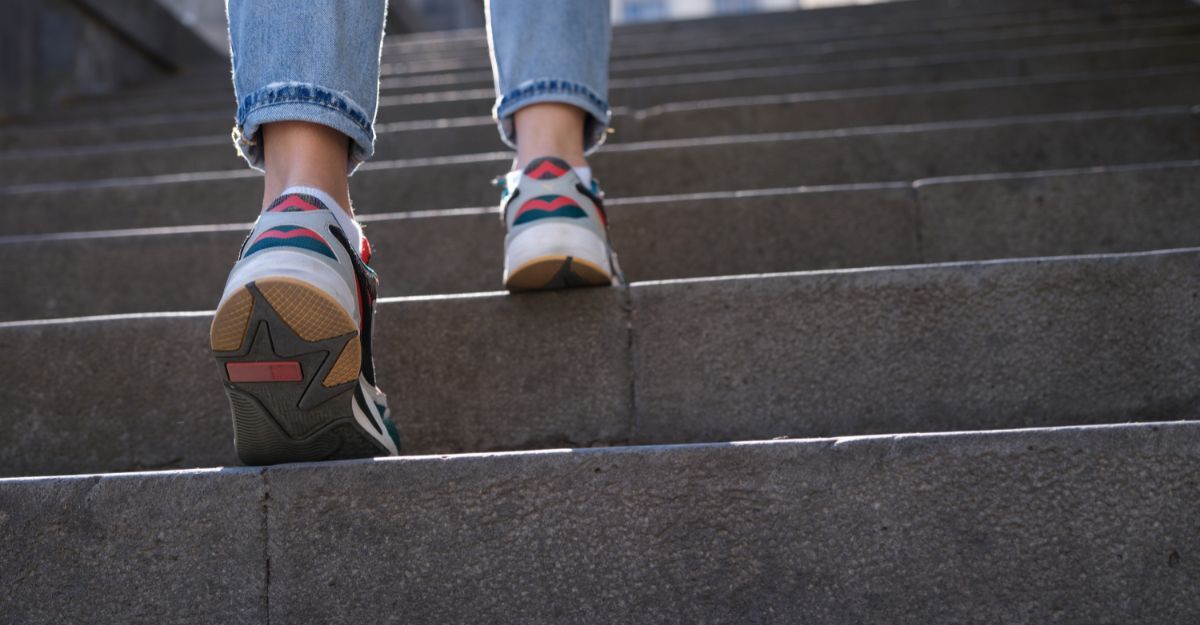 piedi che salgono le scale