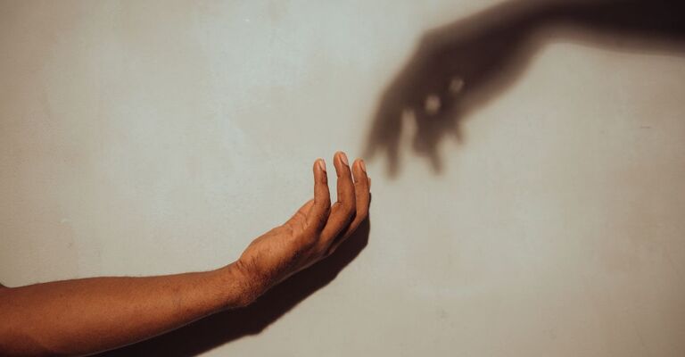 due-mani-che-cercano-di-toccarsi