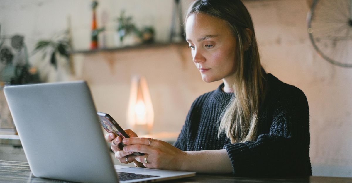 Ragazza che guarda pensierosa il telefono