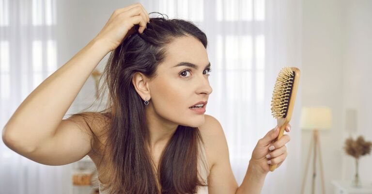 Ragazza controlla la densità dei capelli