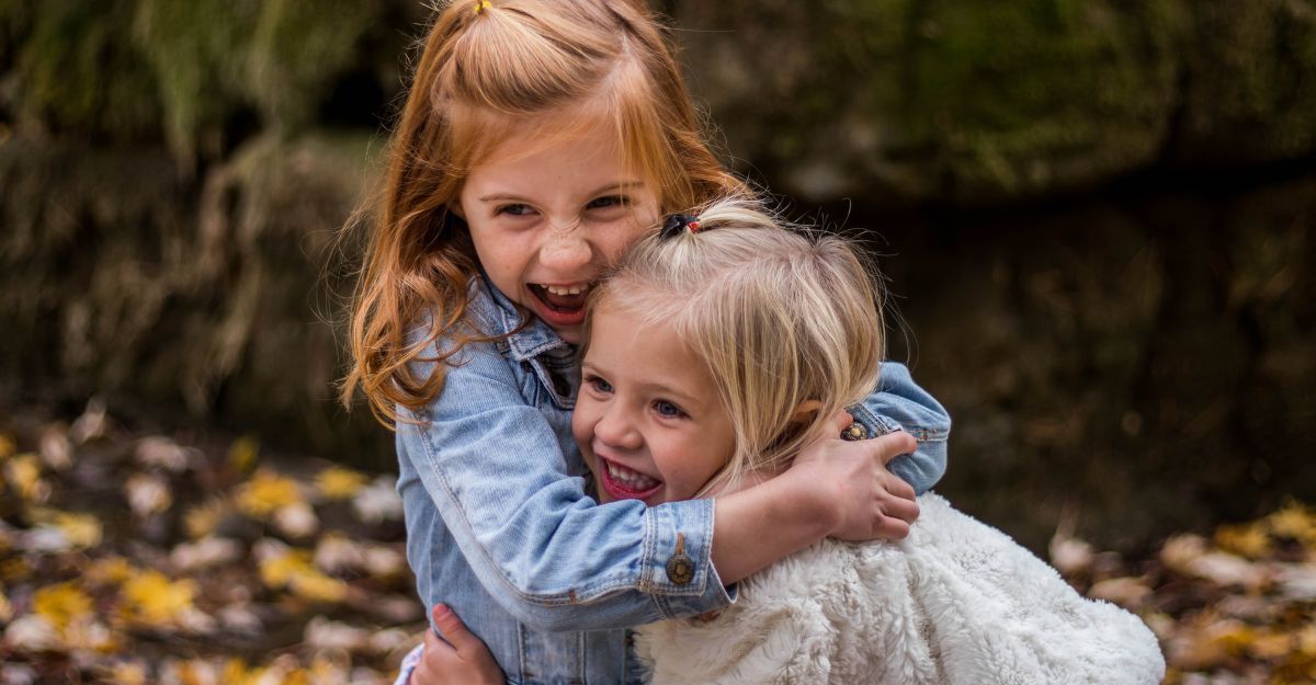 Due bambine che si abbracciano e ridono