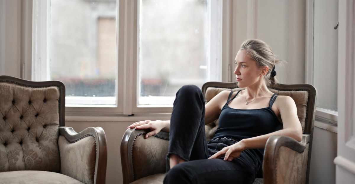 Donna seduta sulla poltrona riflette sul da farsi