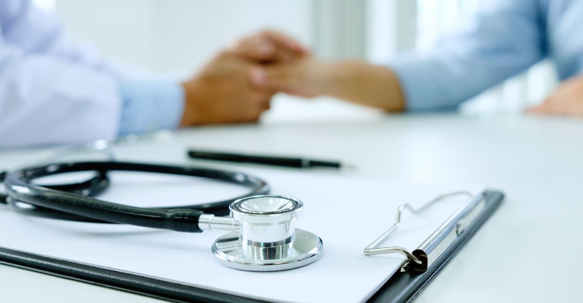 Un medico stringe la mano ad un paziente